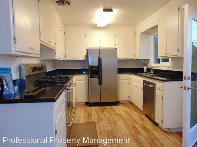 Building Photo - 2 br, 1.5 bath House - 8624 Edgehill Court