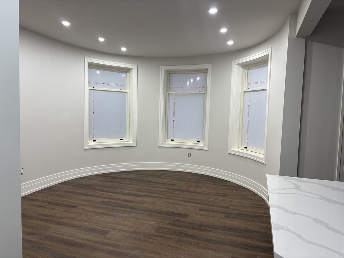 Primary Photo - 52-52 Charlton Ave W