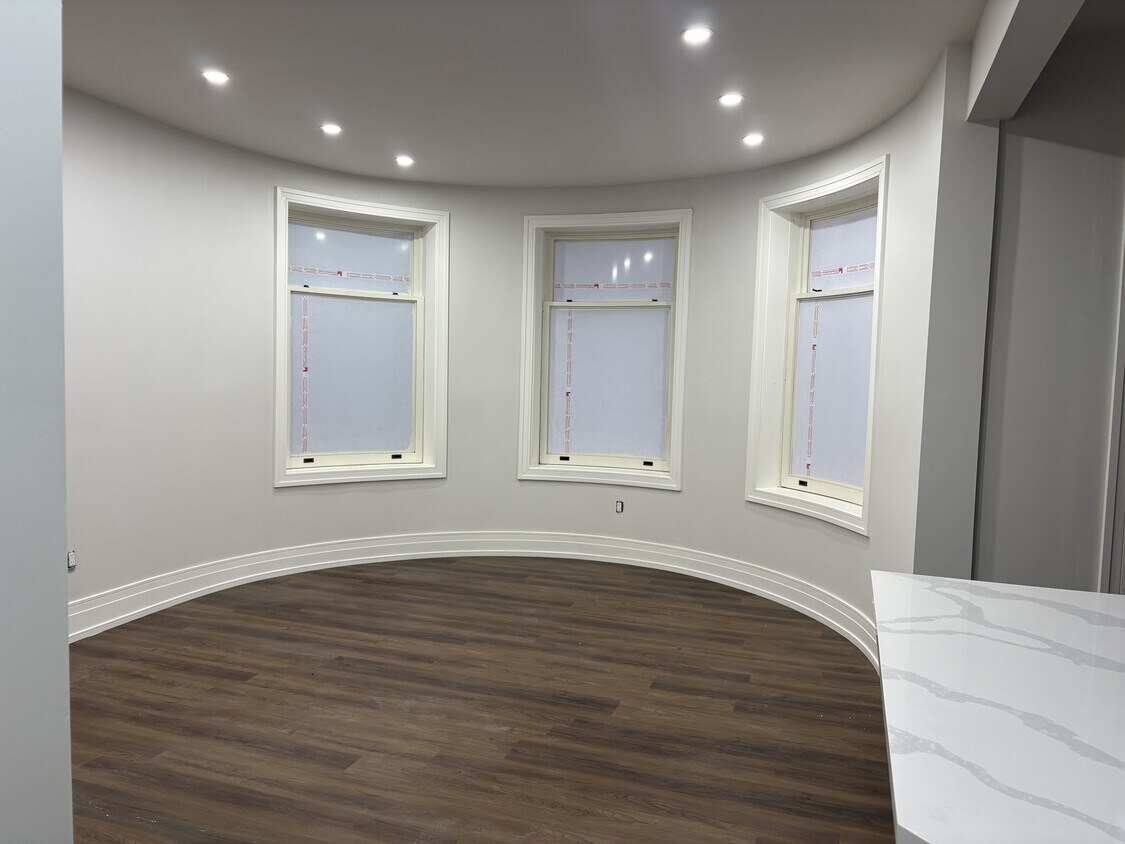 Photo principale - 52-52 Charlton Ave W