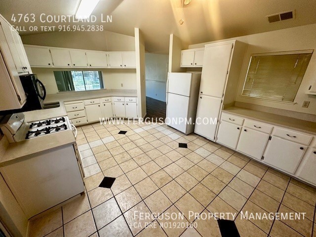 Building Photo - Fantastic Town Home in Carmichael with an ...