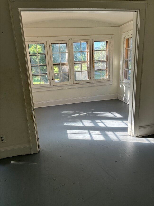 Sunroom - 1310 W Clarke St