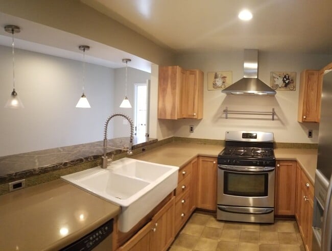 Foto del edificio - 5 bedrooms 2 baths close to campus and huge Backyard!