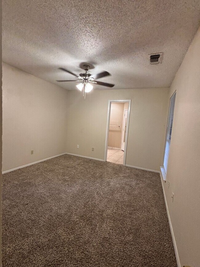 Foto del edificio - 7601-7603 Silveridge Dr