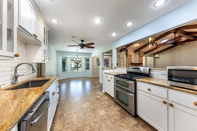 Building Photo - 3703 Powder Horn Dr