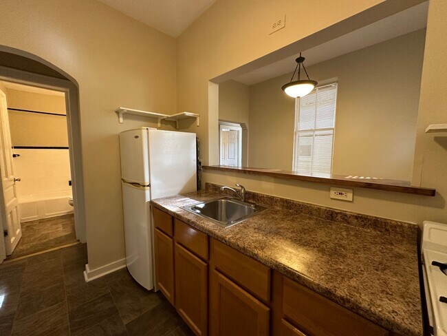 Foto del edificio - 1 & 2 Bedrooms-Brady St - Heat & Electricity Included