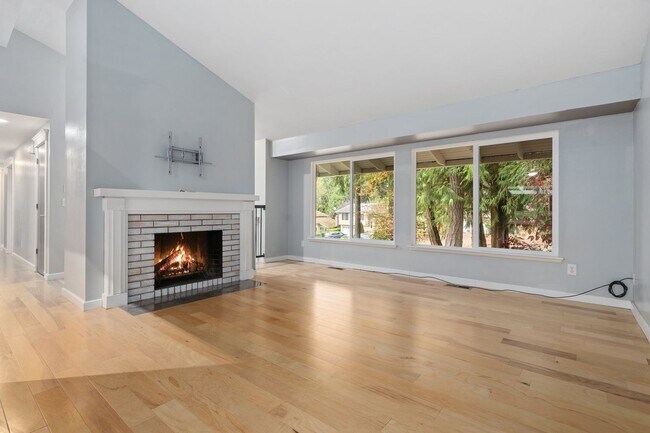 Foto del edificio - Charming 4-Bedroom Split-Level Home in Pou...