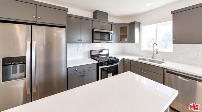 Building Photo - 2808 S Redondo Blvd