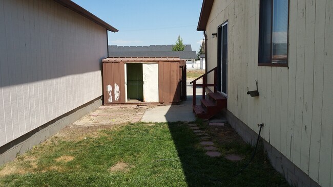 Foto del edificio - 3 Bed, 1 Bath Home on Corner Lot with Nice...