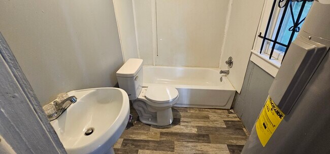 Foto del edificio - 1170 W 21st St