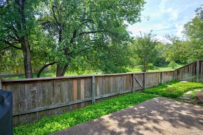 Foto del edificio - 7211 Lakewood Dr