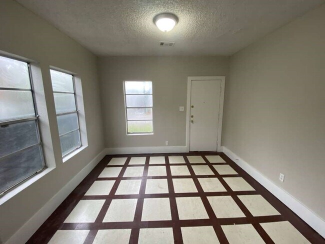 Foto del edificio - 8213 E Erath St