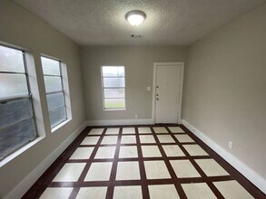 Building Photo - 8213 E Erath St