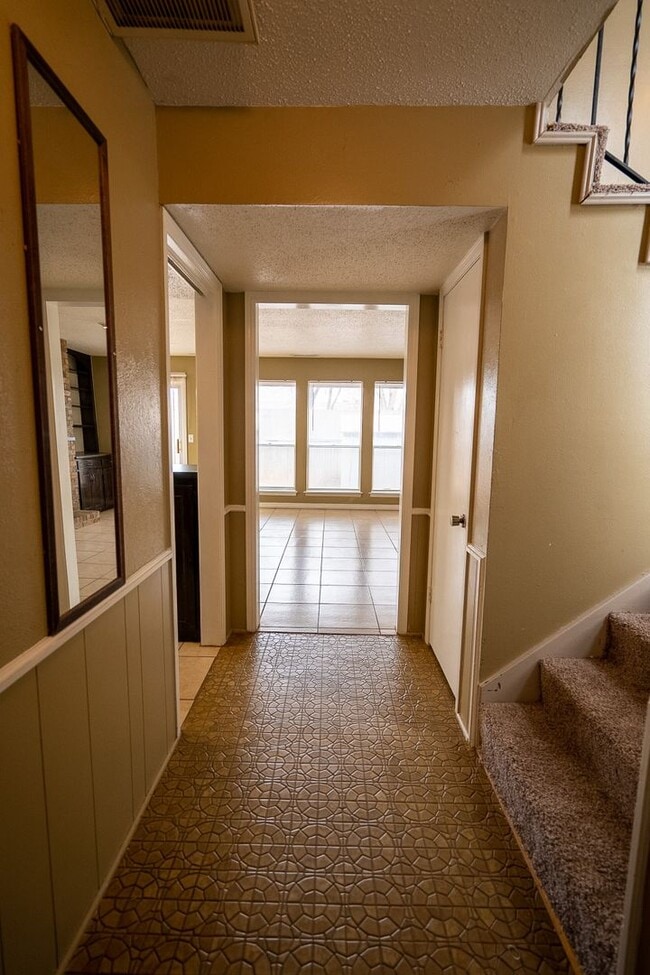 Building Photo - Spacious Backyard, 2 Car Garage, Close to NW Expressway!