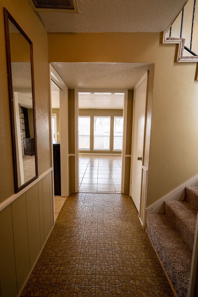 Foto del edificio - Spacious Backyard, 2 Car Garage, Close to NW Expressway!