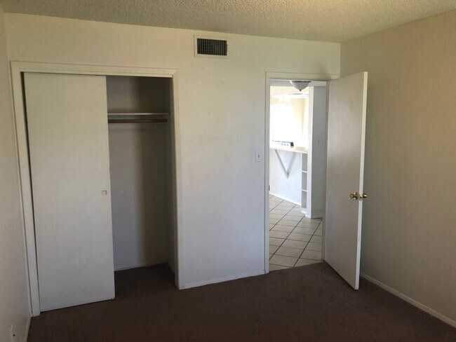 Foto del edificio - 2403 N Grand Ave