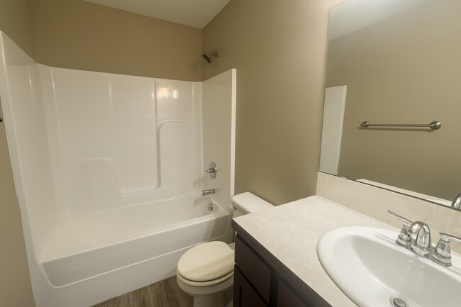 Foto del edificio - 2102/06 E Village Estates Dr