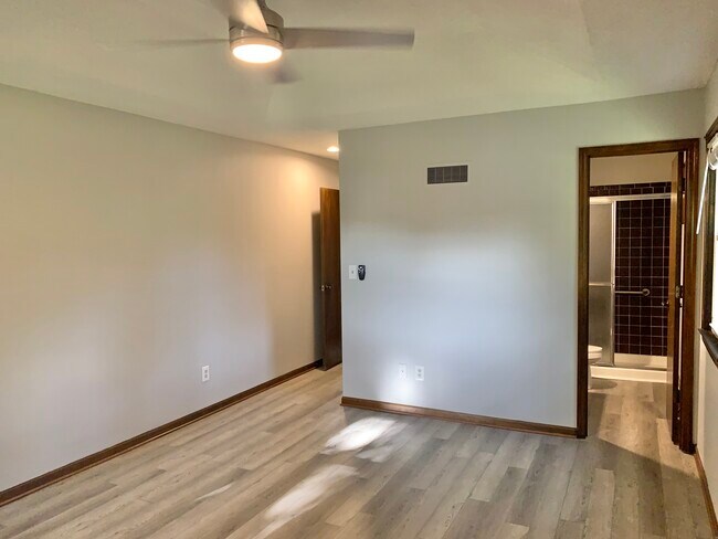 Building Photo - 10640 View High Dr