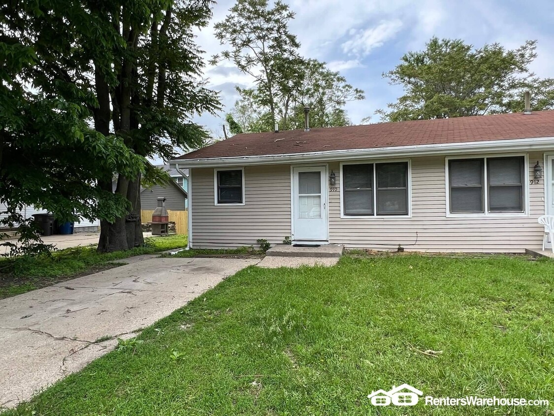 Primary Photo - 910 E Railroad Ave