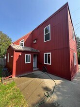 Building Photo - 302 S Walnut St