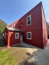 Building Photo - 302 S Walnut St