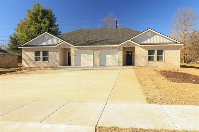 Building Photo - 655 N Genevieve Ave