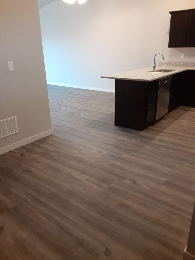 Foto del edificio - Modern Living in a 3-Bed, 2-Bath Townhome with Attached 2 Car Garage