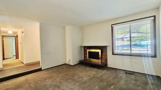 Building Photo - **$500 OFF FIRST FULL MONTH'S RENT** Amazi...