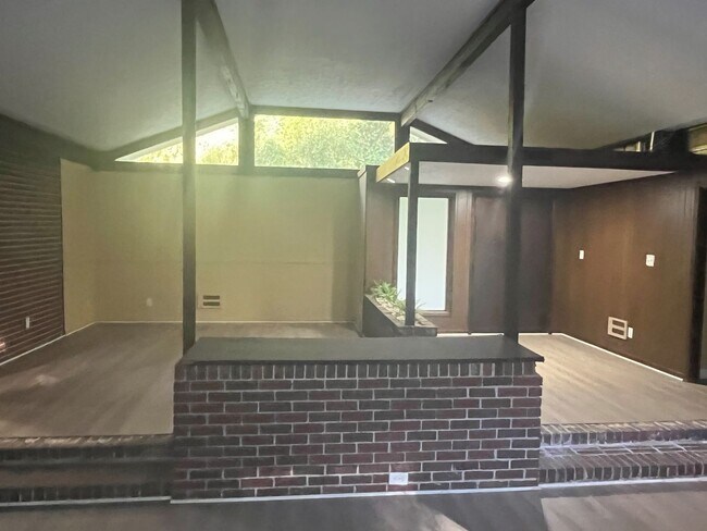 Building Photo - 163 Old Norton Rd