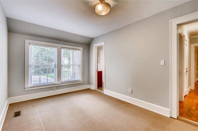Foto del edificio - 1719 Ridgewood Dr NE