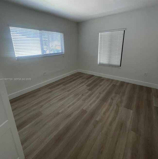 Foto del edificio - 557 NW 44th St