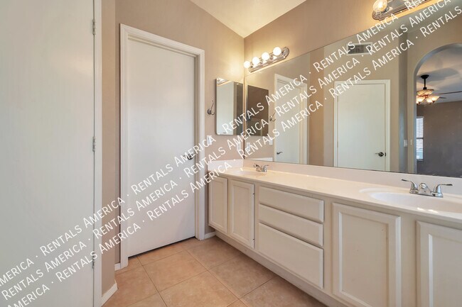 Foto del edificio - 1339 W Lark Dr