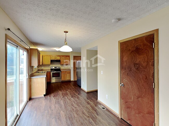 Foto del edificio - 8245 Crete Ln