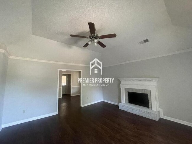 Building Photo - $300 OFF FIRST MONTHS RENT!