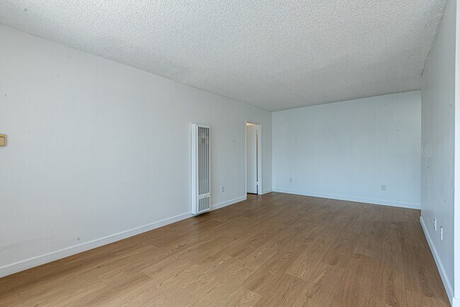Sala de estar - About 6210 Whitsett Ave