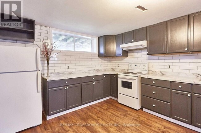Building Photo - 904 Crocus Crescent