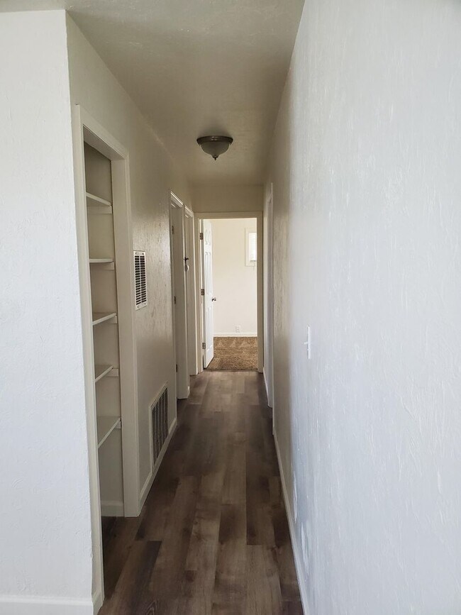 Foto del edificio - Three bedroom home close to schools and do...