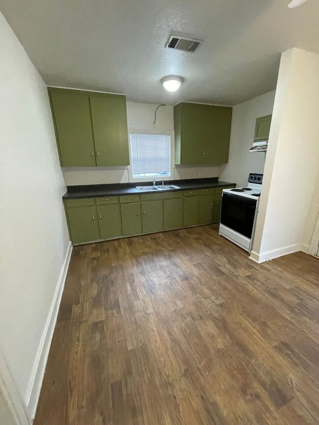 Building Photo - Cute two bedroom one bath (850 sf) home wi...