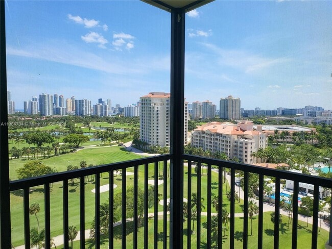 Foto del edificio - 20335 W Country Club Dr