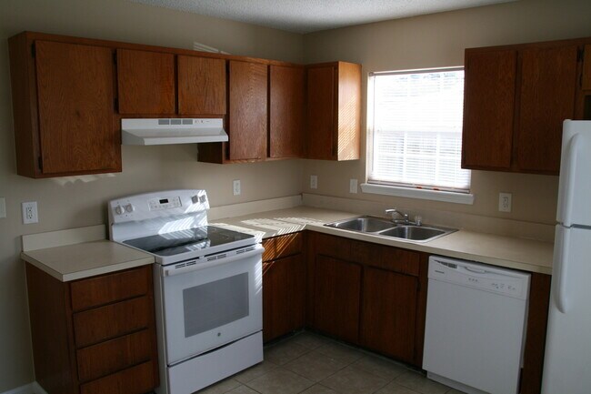 Foto del edificio - 2 BD / 1BA Attached home with fenced in ya...