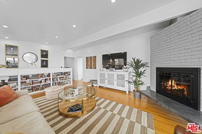 Building Photo - 1211 N Kenter Ave