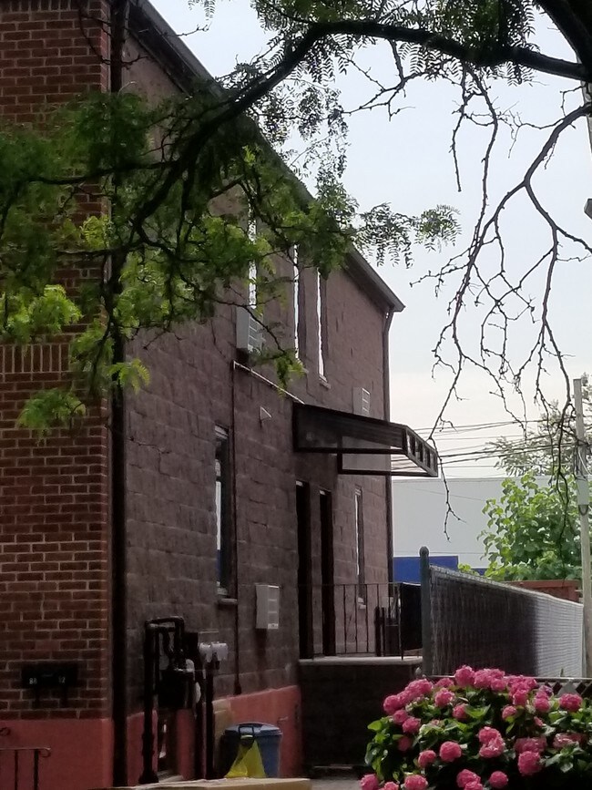 Building Photo - 88-32 75th Ave