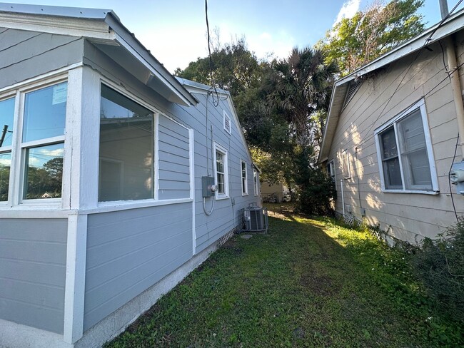 Building Photo - 3/1 Single Family home available now