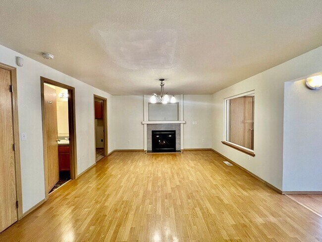 Foto del edificio - Spacious 4 BD + Den
