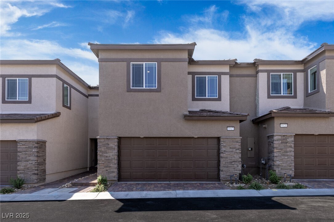 Foto principal - 9517 Ezra Fls Ave