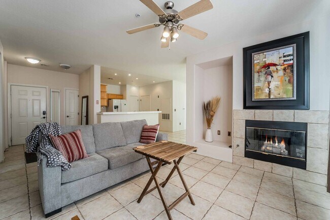 Foto del edificio - Luxurious FURNISHED Condo Living in the He...