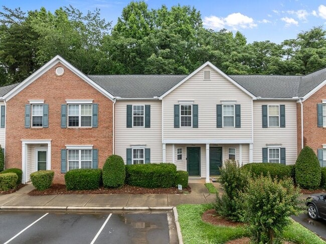Building Photo - Your Perfect Townhome Is Here!