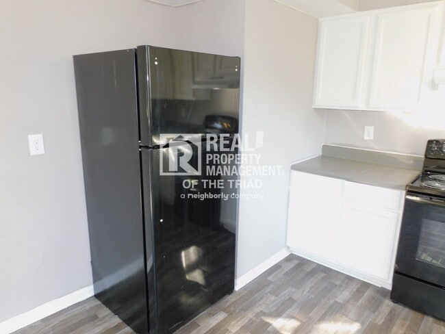Building Photo - 3 bed/1.5 bath Bungalow in the Heart of Hi...