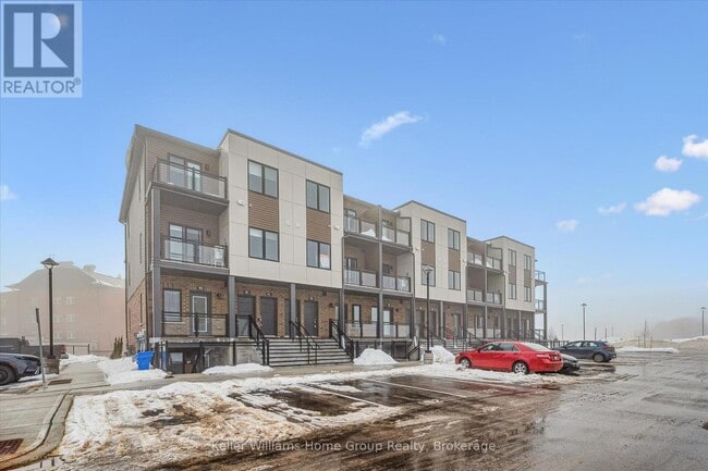 Building Photo - 940 St David St N