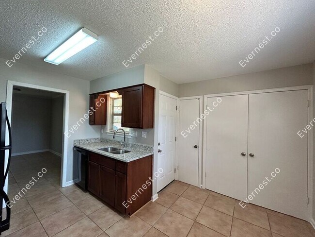 Building Photo - 727 Thornwood Pl