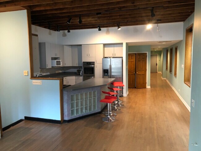 Building Photo - 2449 N Clybourn Ave